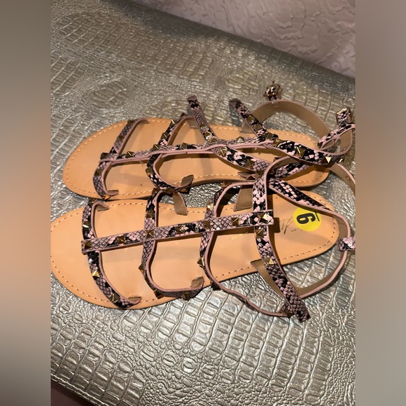 sandals size 9 - Picture 3 of 3